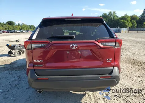 2021 Toyota Rav4 Xle z USA, uszkodzony, nr VIN JTMP1RFV9MD075572